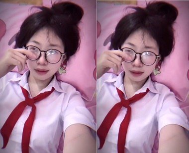 Chơi em xinh còn đang đeo khăn quàng